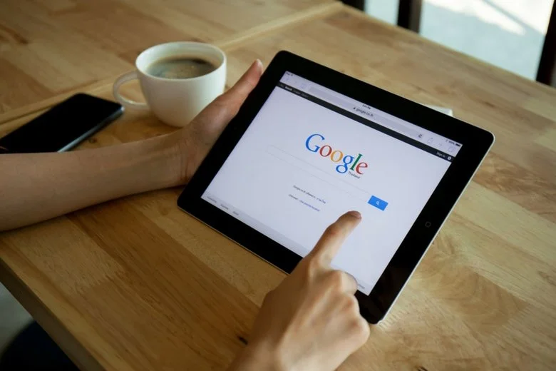 Zapytania w Google generują CO2. Niewiele, ale przecież dziennie są ich milardy.