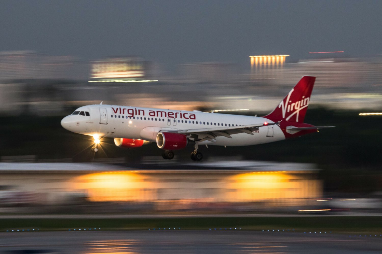 Richard Branson poleci do USA samolotem napędzanym paliwem SAF