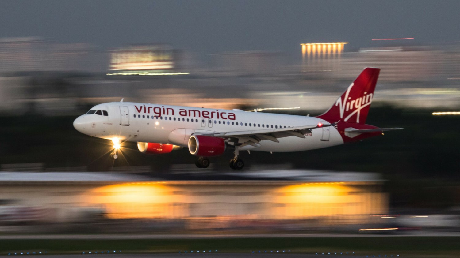 Richard Branson poleci do USA samolotem napędzanym paliwem SAF