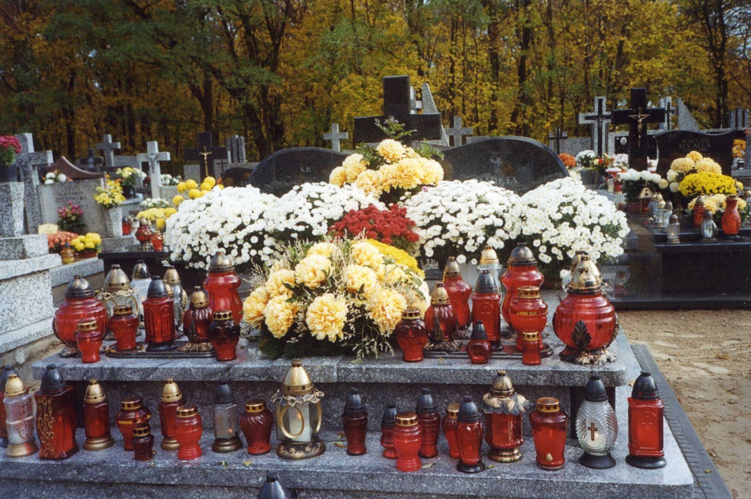 Polskie nagrobki toną w plastiku.