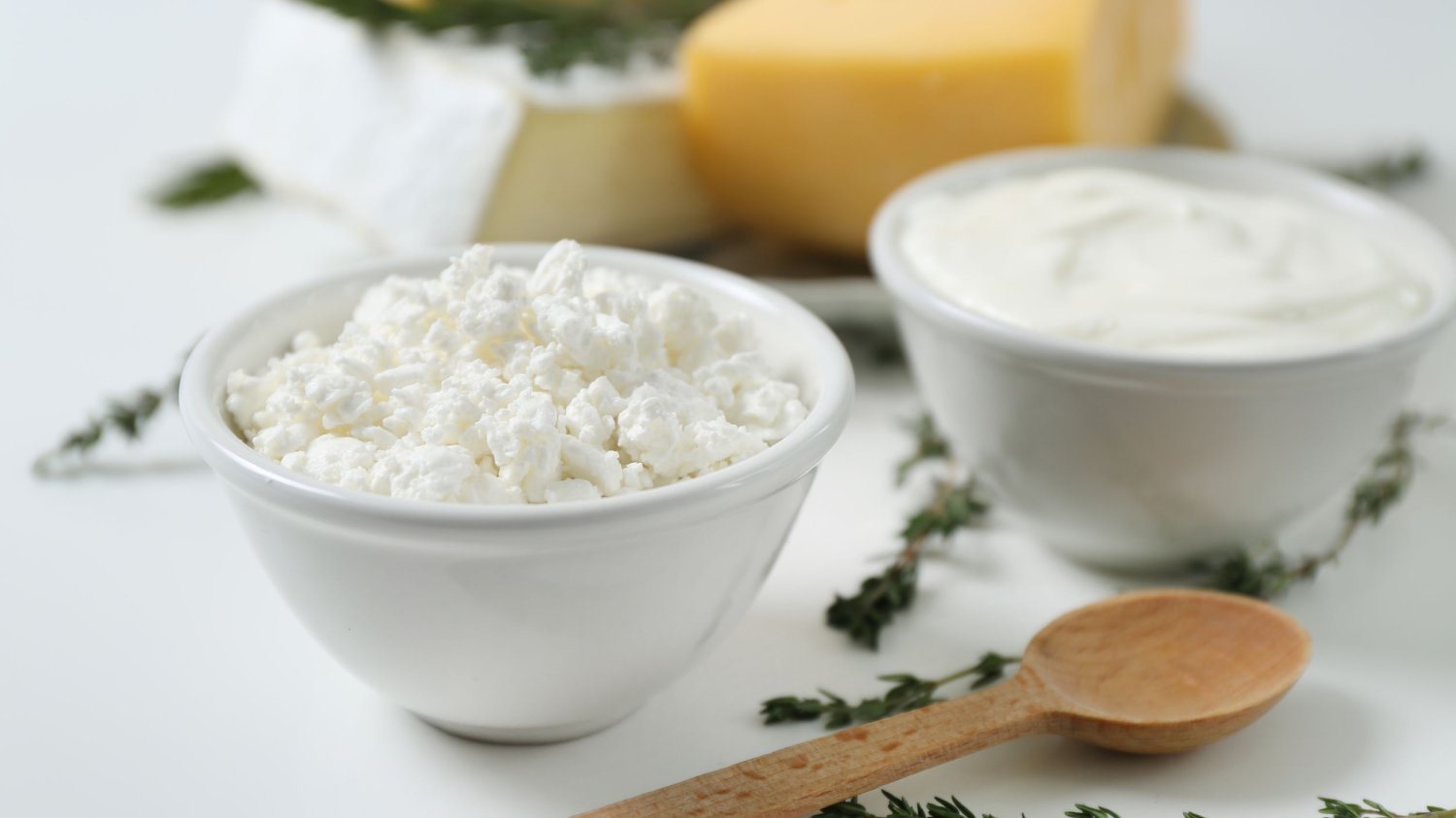 Groźna bateria Listeria monocytogenes lubi zepsute mięso, sery pleśniowe, ale również sery żółte i twarogi.