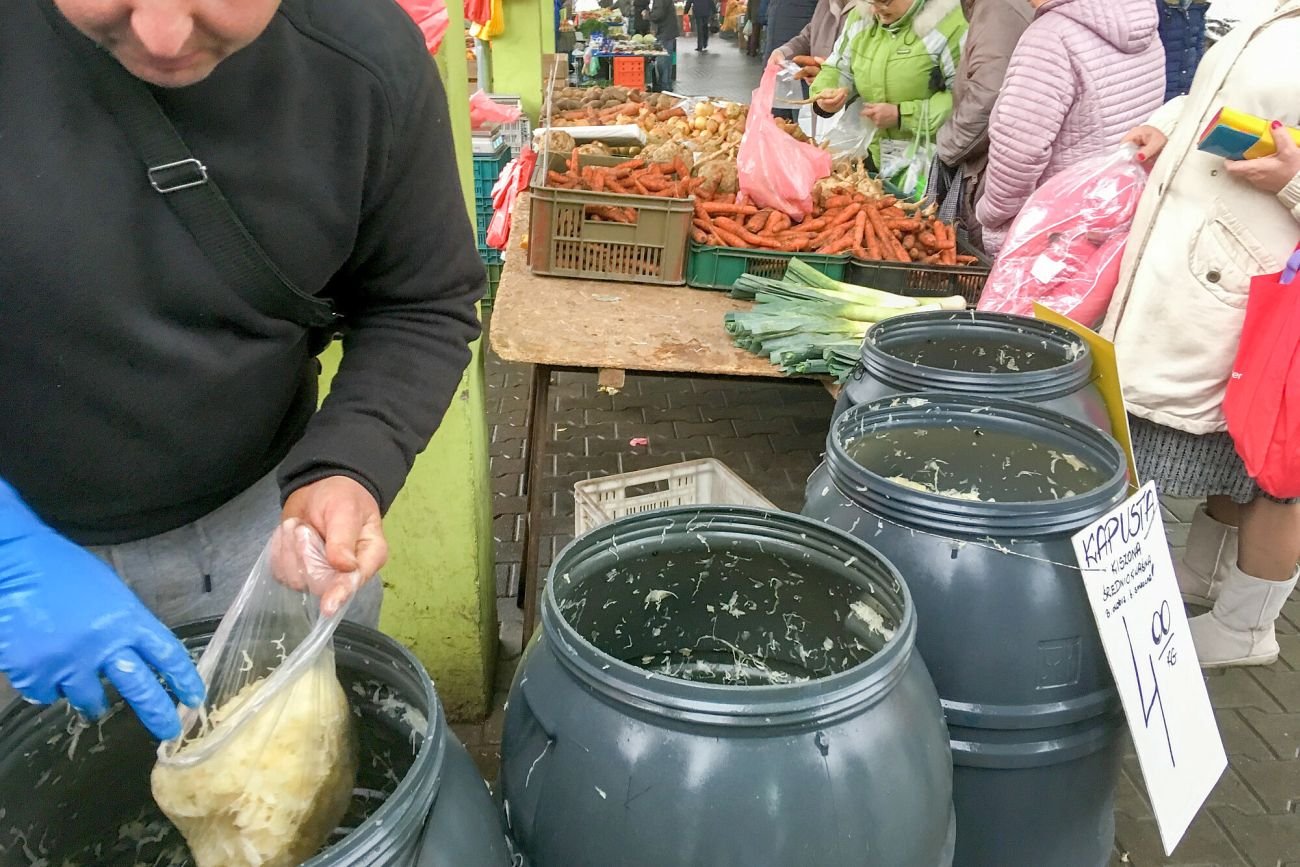 Nie, Światowa Organizacja Zdrowia nie twierdzi, że kiszone ogórki i kapusta są rakotwórcze.