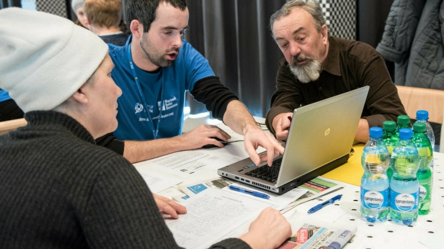 Programy adaptacji nowych technologii na potrzeby seniorów wspierają rządy w Europie i Japonii.