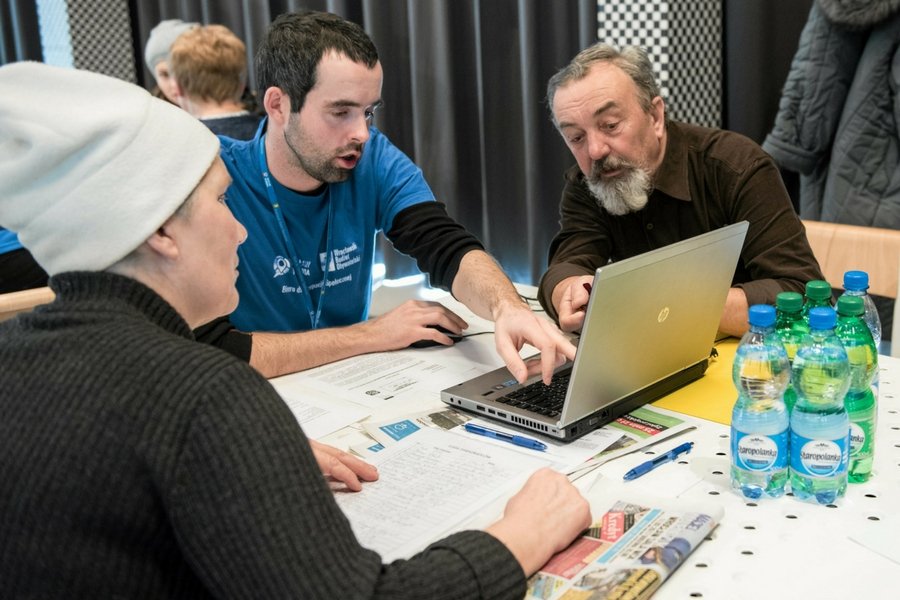 Programy adaptacji nowych technologii na potrzeby seniorów wspierają rządy w Europie i Japonii.