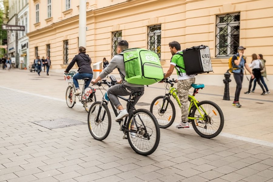 Uber Eats ma ostatnio fatalną passę: usługę w Polsce skrytykował Filip Chajzer, w Australii dostawca wpadł na podjadaniu frytek z zamówienia.