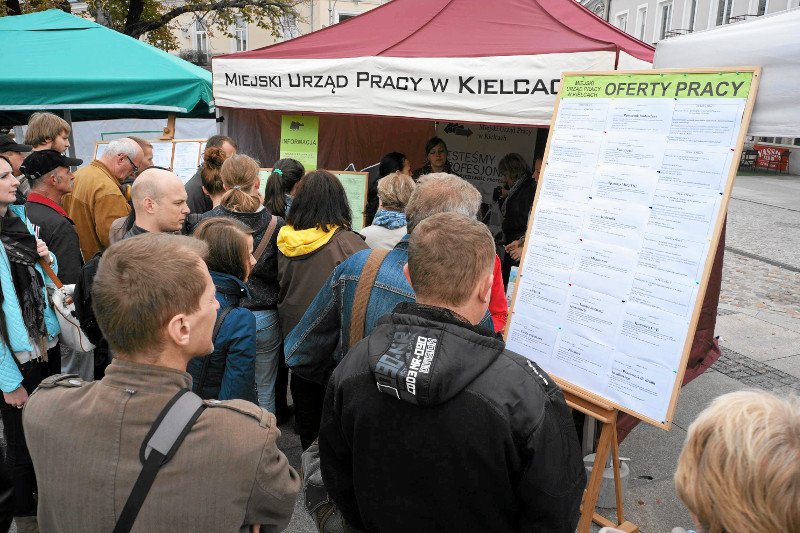 Wkrótce w Polsce nastanie rynek pracownika, a nie pracodawcy? 1,2 mln osób myśli o emigracji znad Wisły.