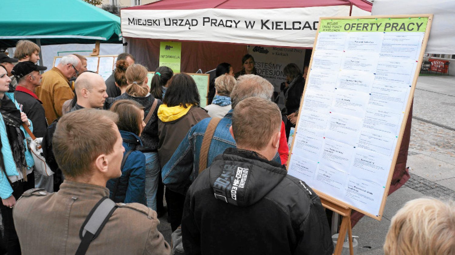 Wkrótce w Polsce nastanie rynek pracownika, a nie pracodawcy? 1,2 mln osób myśli o emigracji znad Wisły.