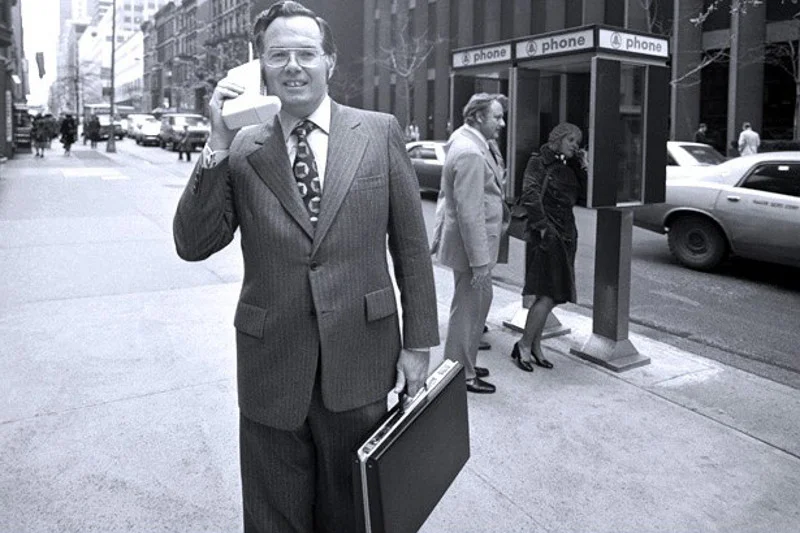 Ówczesny wiceprezes Motoroli John F. Mitchell z uznawanym za pierwszy telefon komórkowy na świecie, DynaTAC z 1973 roku.