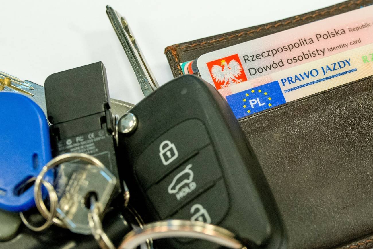 Dokumenty osobiste i kluczyki samochodowe.