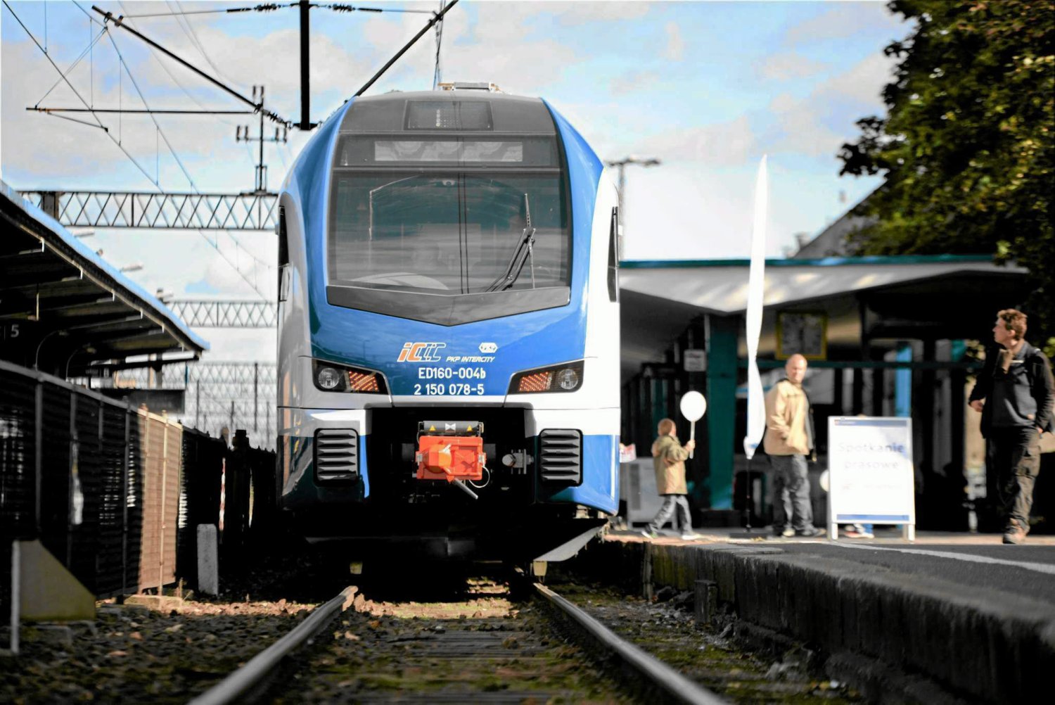 Kupując bilet PKP Intercity przez Internet trzeba podać swoje dane osobowe, zaś bilety sprzedawane w kasach nie są imienne