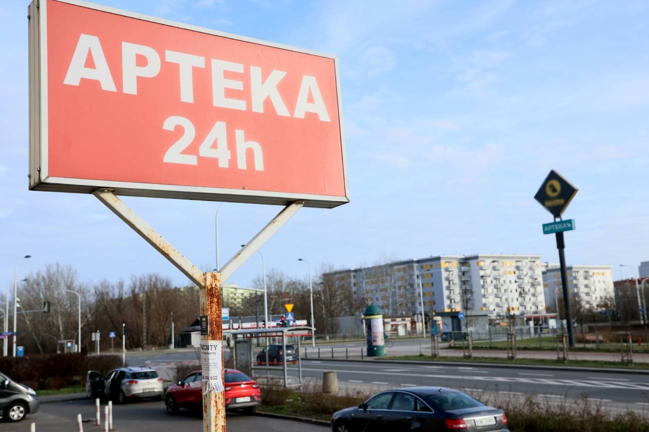 Billboard z napisem apteka.