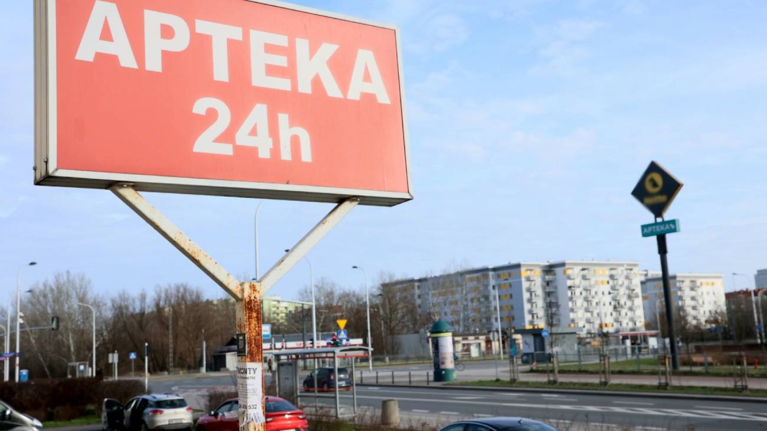 Billboard z napisem apteka.