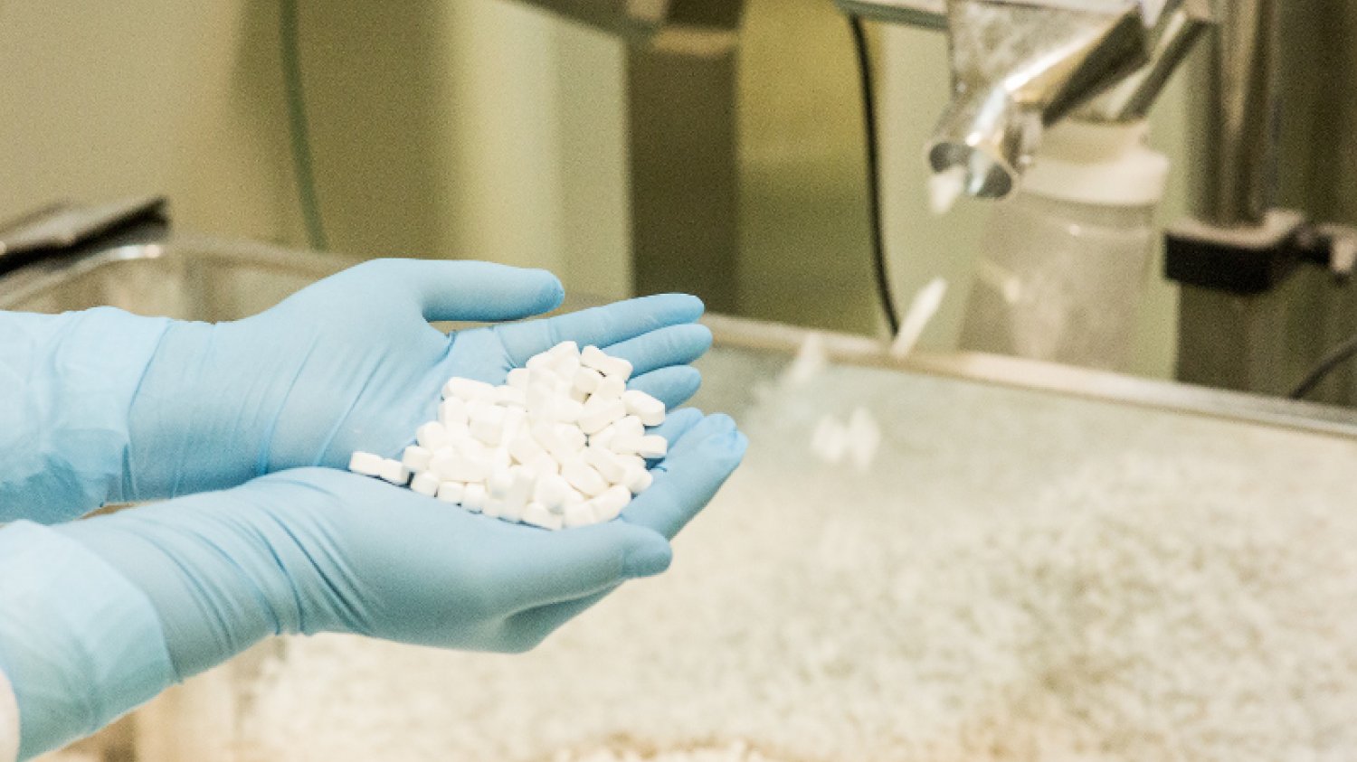 Trudna droga życia tabletki. Samodzielne wózki widłowe i... automatyczne mycie maszyn - tak wygląda produkcja leków