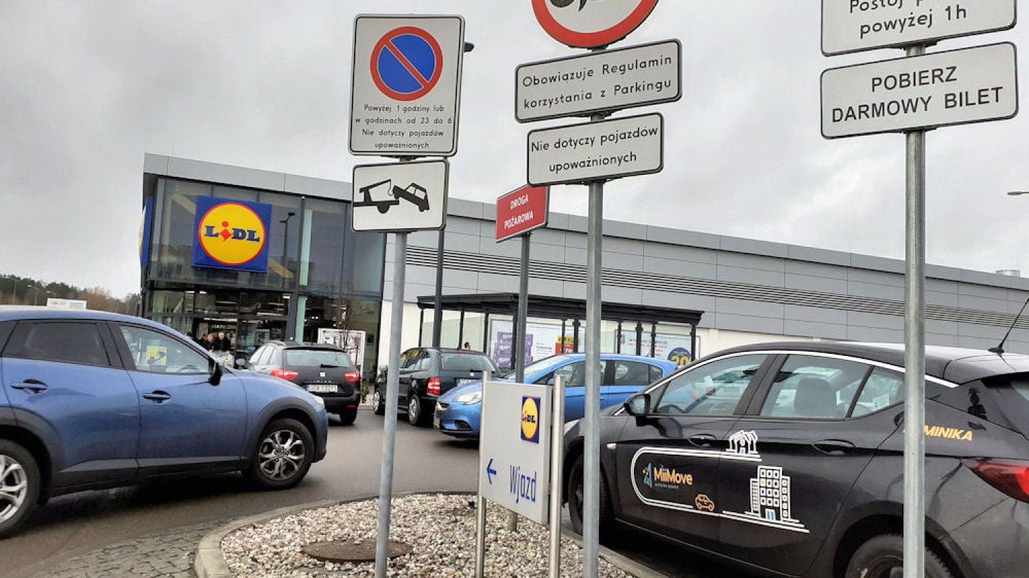 Lidl zgotował prawdziwe, korkowe piekło mieszkańcom osiedla przy ul. Bajki w Rotmance.
