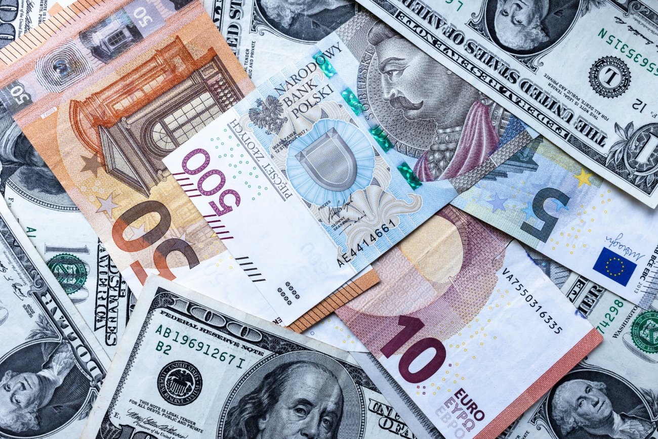 Banknoty złotego, euro, dolara