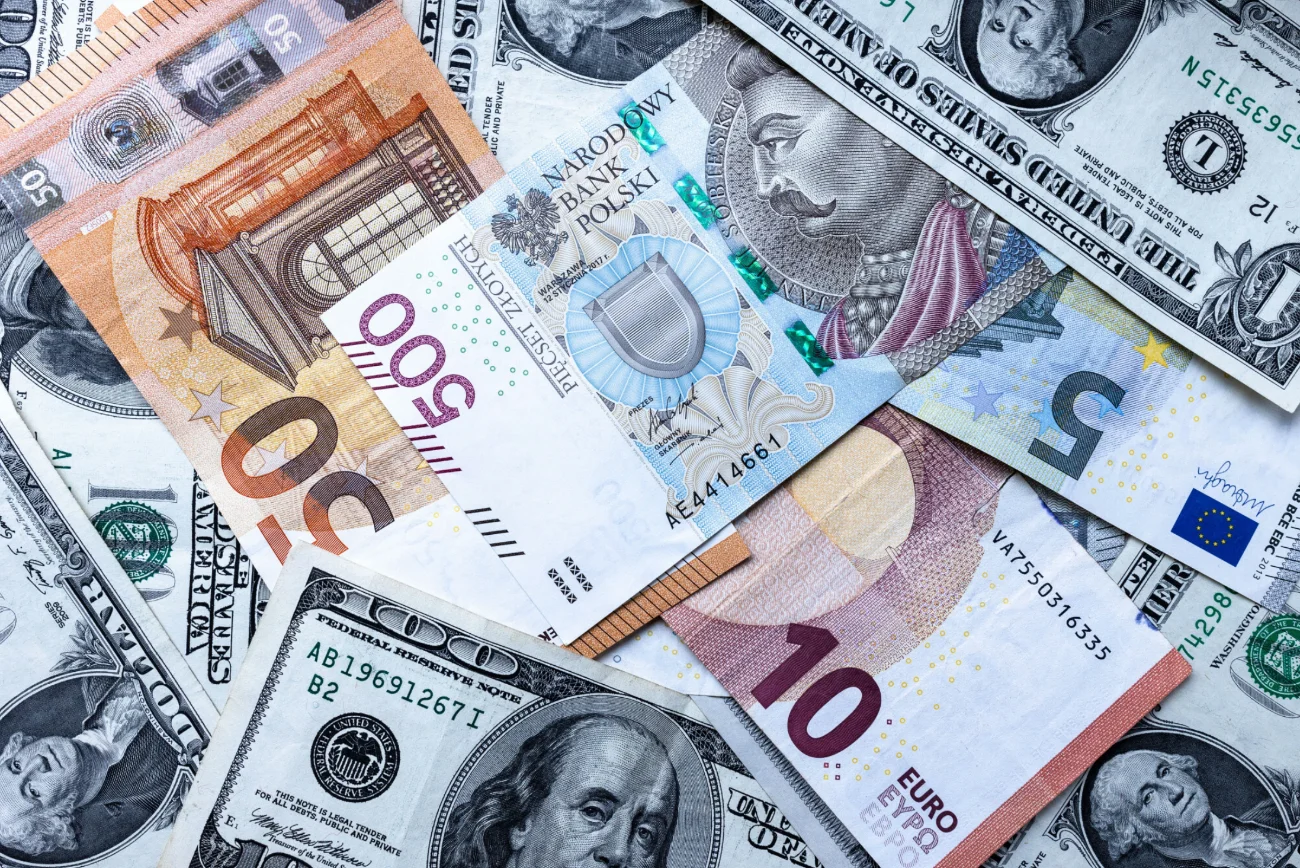 Banknoty złotego, euro, dolara