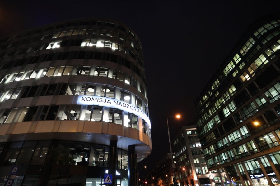 Odejście Marka Chrzanowskiego i zatrudnienie w jego miejsce Jacka Jastrzębskiego, to nie koniec roszad kadrowych w KNF. Niewykluczone, że zwolnieni zostaną zastępcy