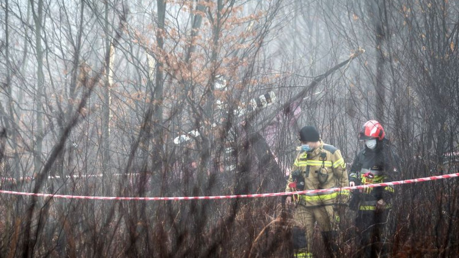Na miejscu wypadku pracuje wiele zastępów Straży Pożarnej.