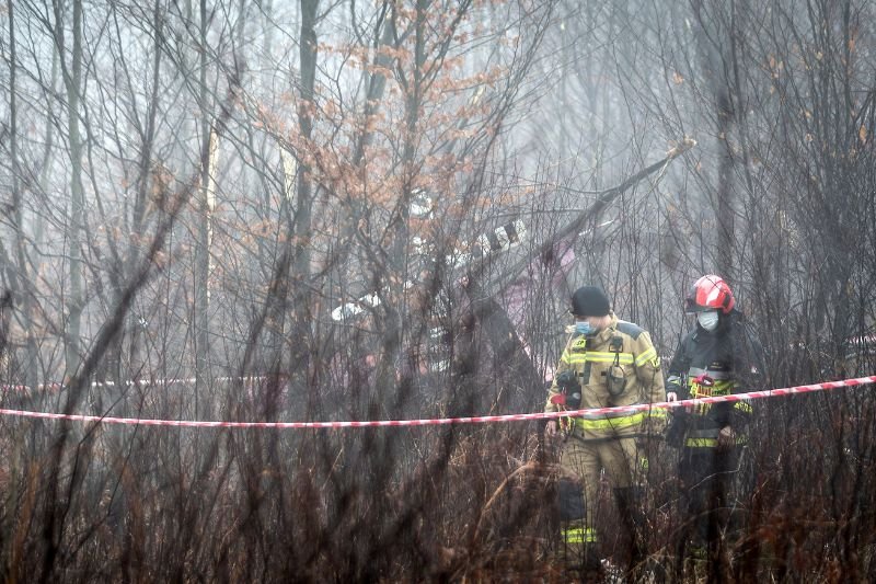 Na miejscu wypadku pracuje wiele zastępów Straży Pożarnej.