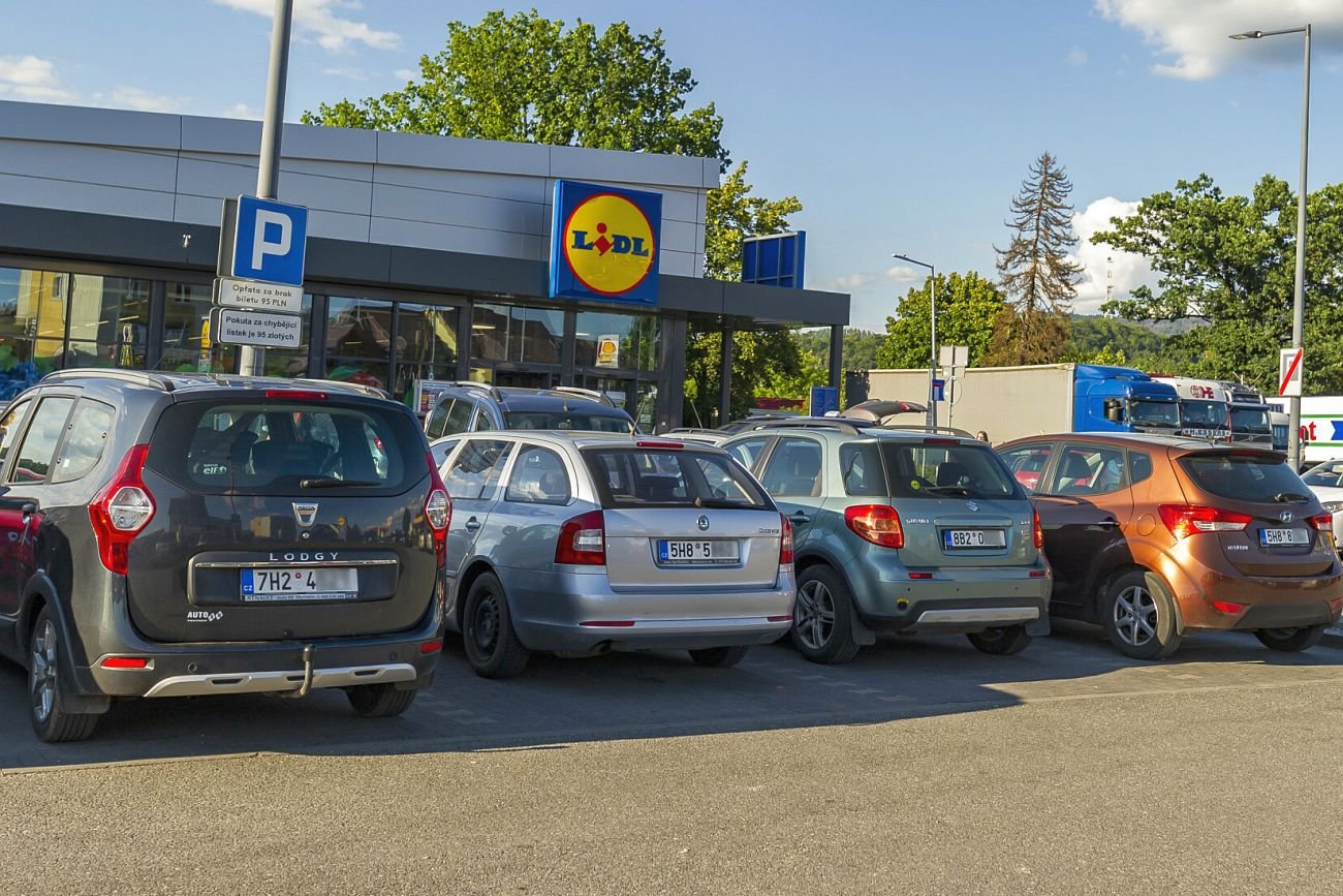 Pod Lidlem w Kudowie-Zdroju czeskich aut bywa więcej niż polskich.