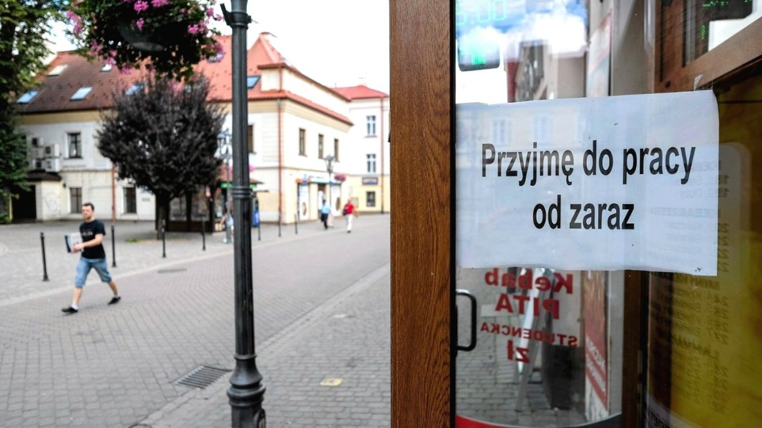 Ogłoszenie o pracę na drzwiach. Kartka głosi: "przyjmę do pracy od zaraz"