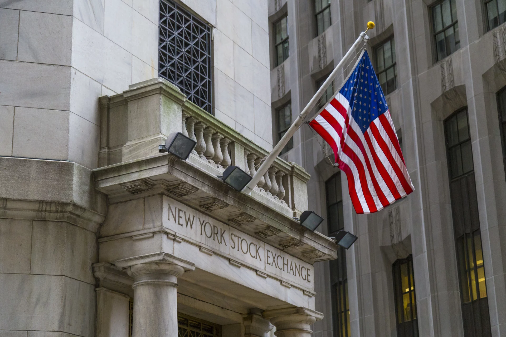 Na innych giełdach niż GPW można było solidnie zarobić. Najlepszym przykładem jest kluczowy indeks giełdowy z USA, czyli S&P 500, który wzrósł na przestrzeni ostatnich 10 lat aż o ponad 150 proc.