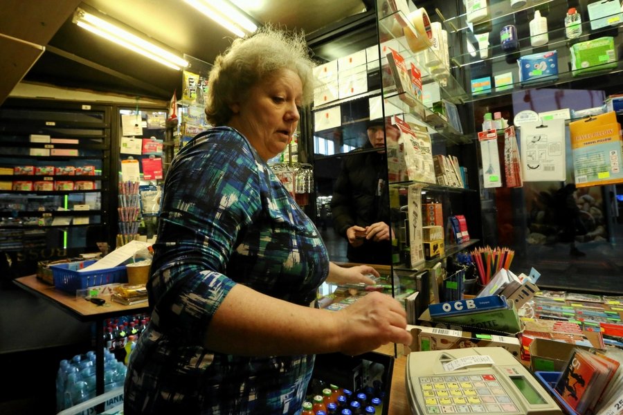 Sprzedawczyni w kiosku w Warszawie, ukarana mandatem skarbowym za niewręczenie paragonu klientowi.