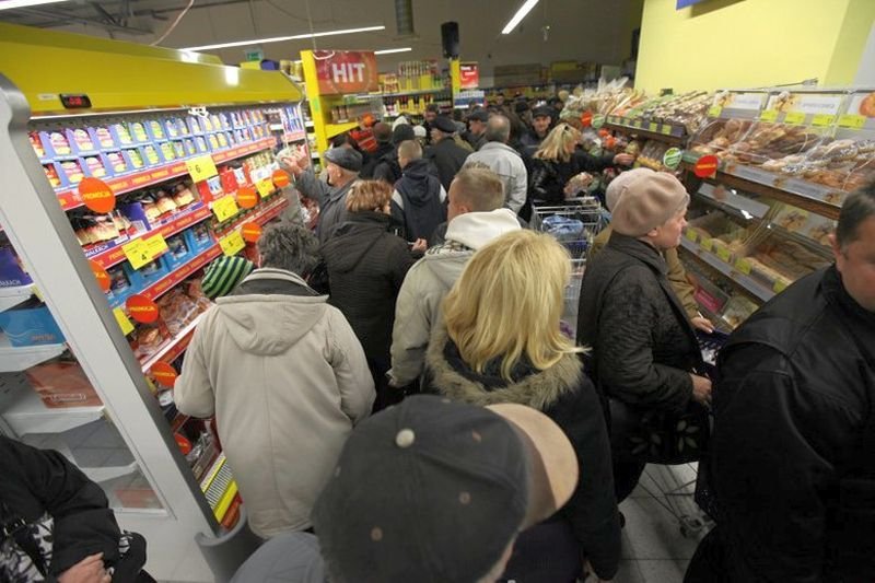 Kasjerzy zauważyli, że przez zakaz handlu w niedziele zmieniły się zachowania klientów, którzy stali się bardziej niezadowoleni i nerwowi.