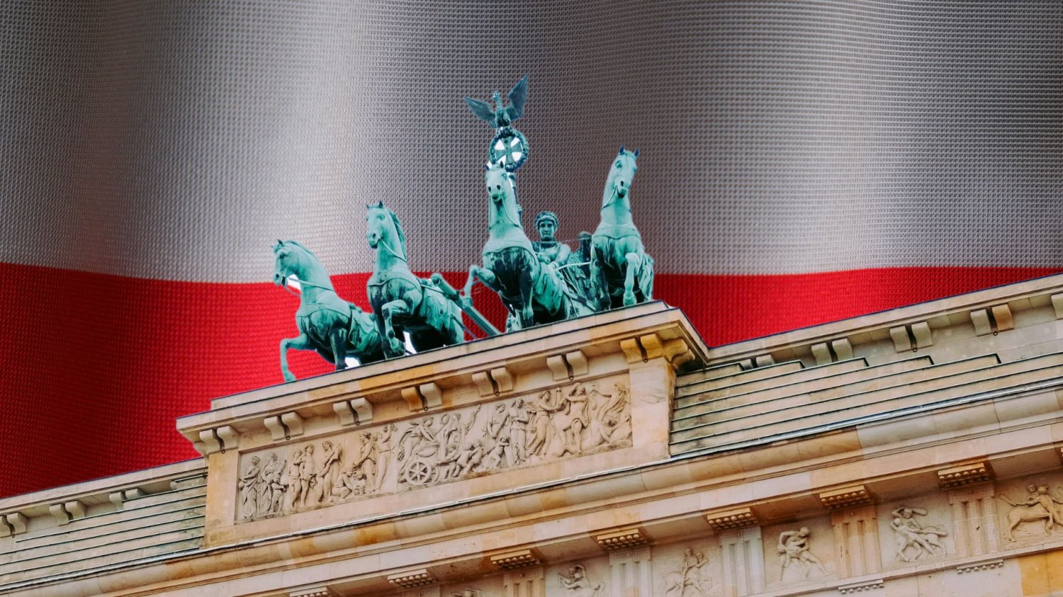 Brama Brandenburska na tle polskiej flagi