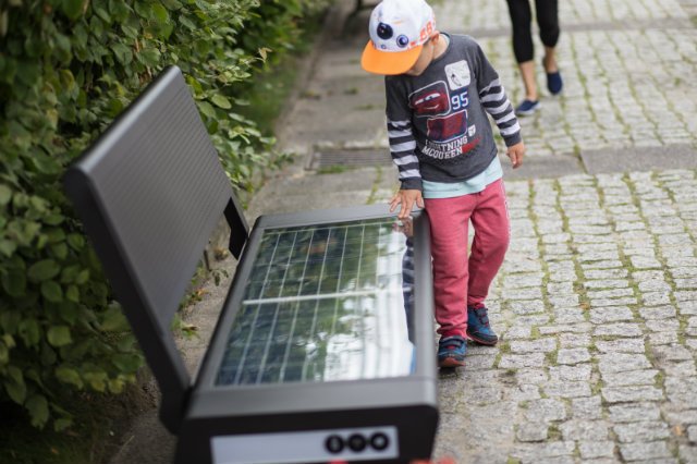 Polski start-up SEEDiA zasłynął do tej pory z zaprojektowania ławek solarnych, dzięki którym przechodnie mogą np. podładować swojego smartfona.