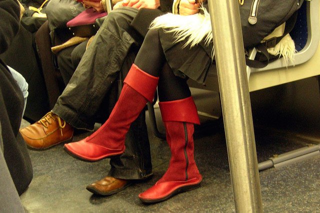 Skrzyżowane nogi zdecydowanie odradzamy. Zwłaszcza w trakcie rozmowy.