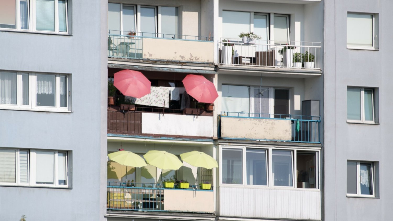 Balkon w bloku mieszkalnym.