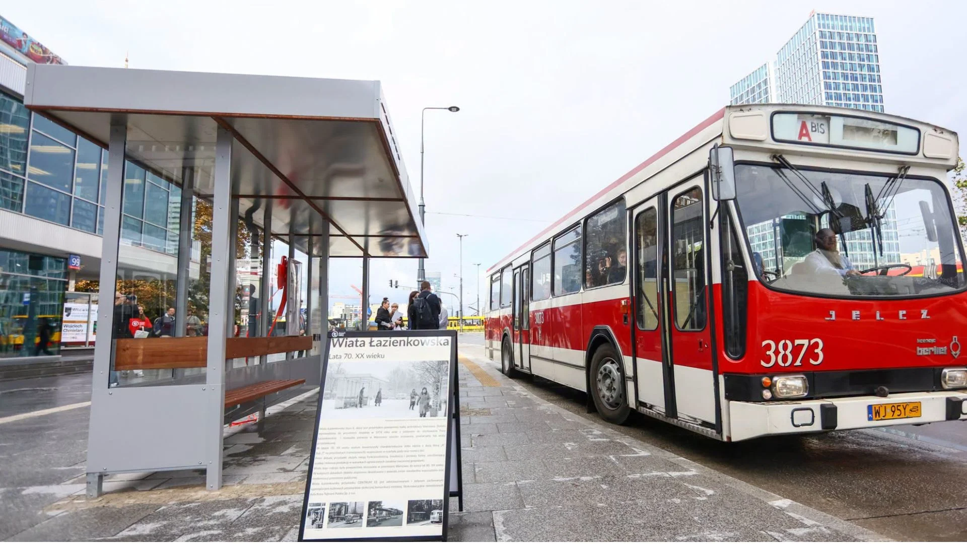 Wiata typu Ł przy ul. Marszałkowskiej w Warszawie.