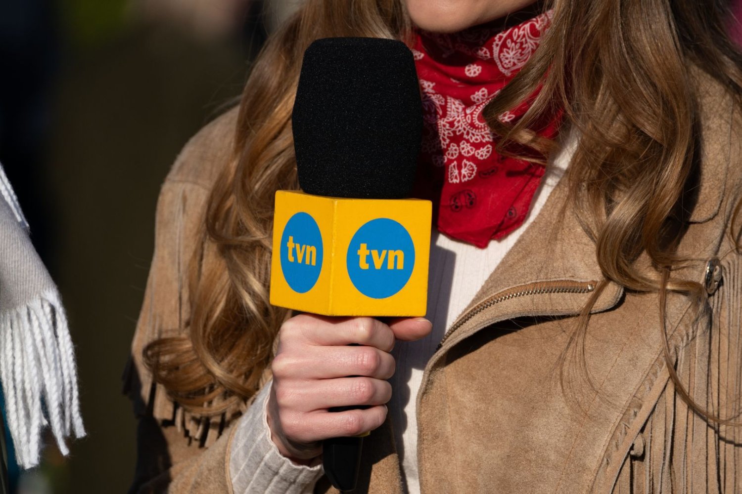 Przejęcie TVN może przyspieszyć. Amerykański gigant nie chce przekarmić akcjonariuszy Dziennikarka TVN z mikrofonem.
