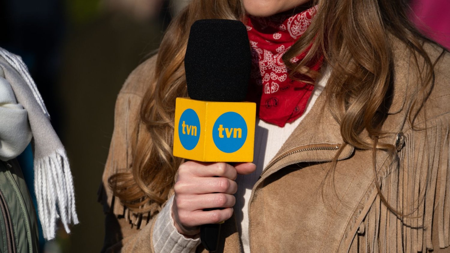 Dziennikarka TVN z mikrofonem.