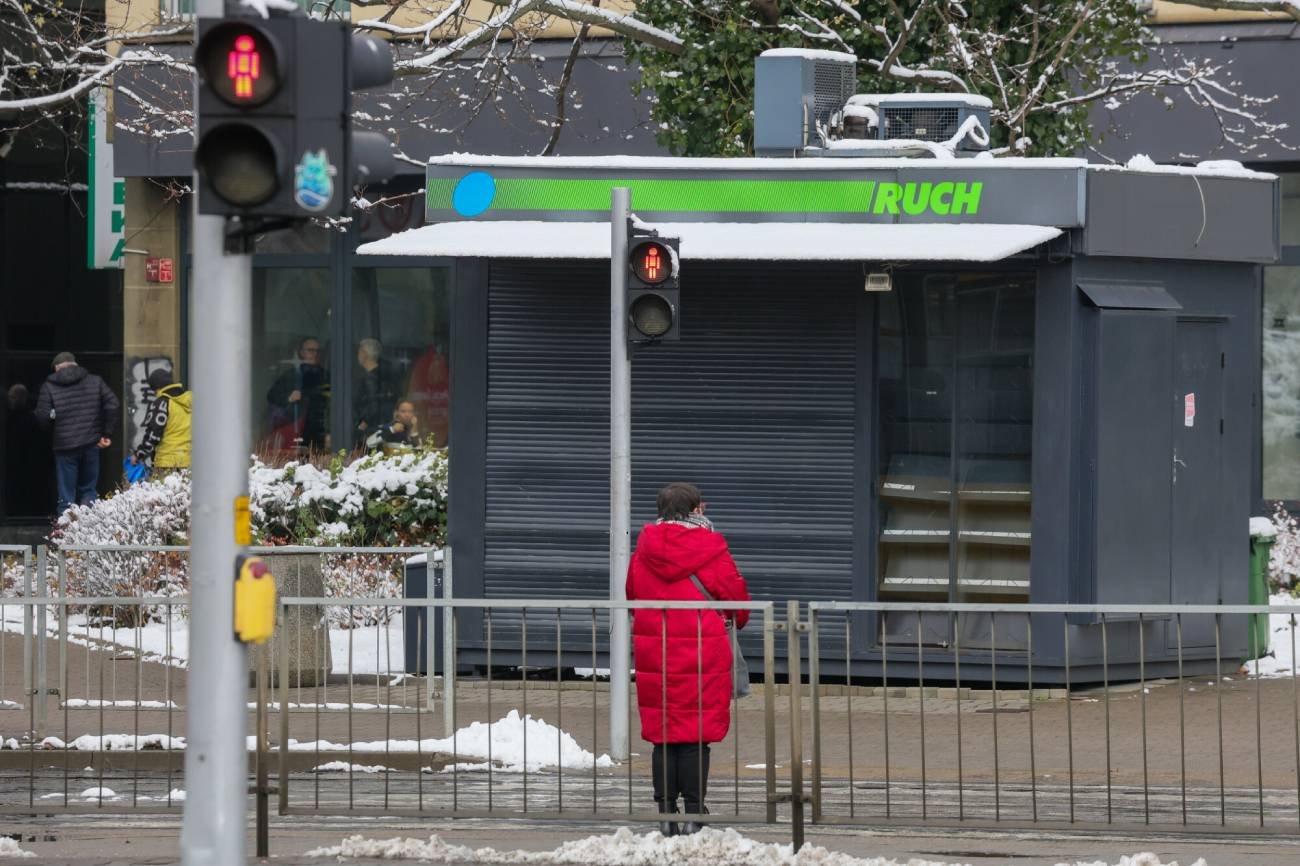 Zamknięty kiosk Ruchu.