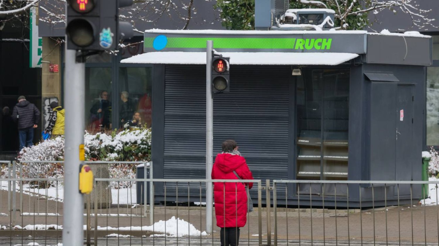 Zamknięty kiosk Ruchu.