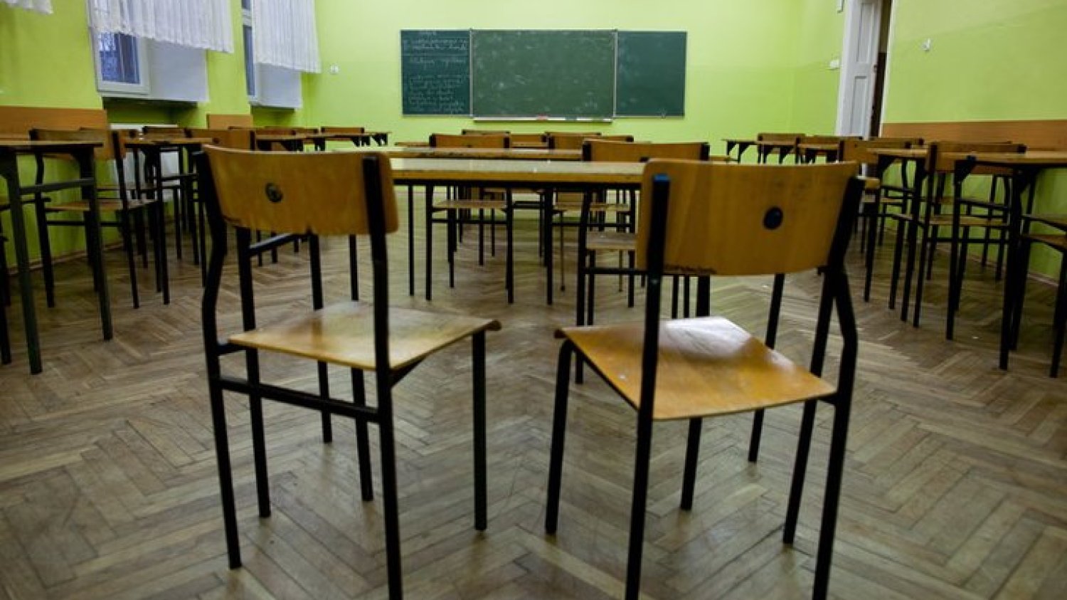 Zajęć w szkołach nie będzie. Wielu rodziców musi zostać z dziećmi w domach.