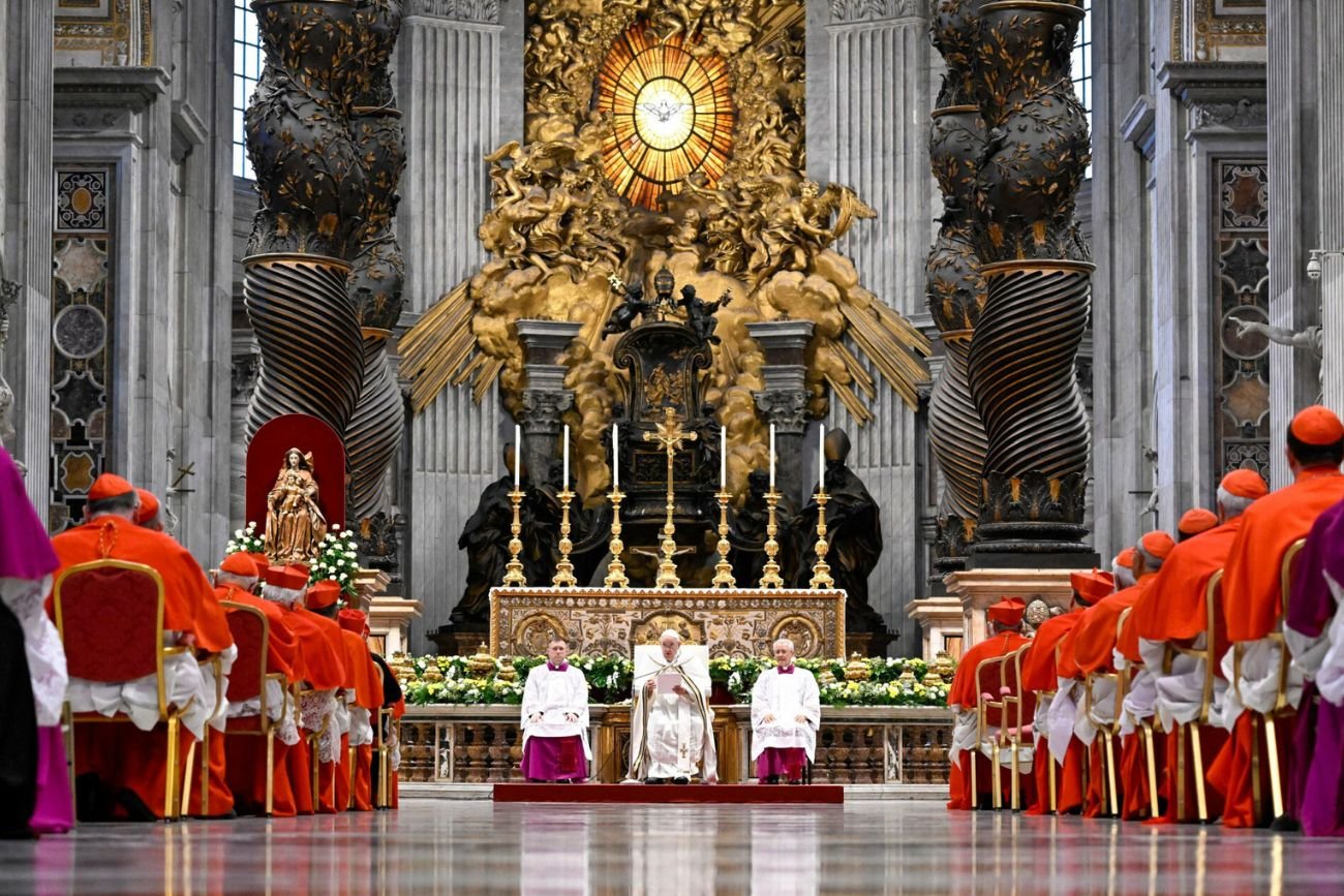 Choć od 2021 udało mu się trzykrotnie obciąć płace najwyższych duchownych kościoła, zmiany wprowadzane przez papieża Franciszka miały raczej charakter symboliczny.