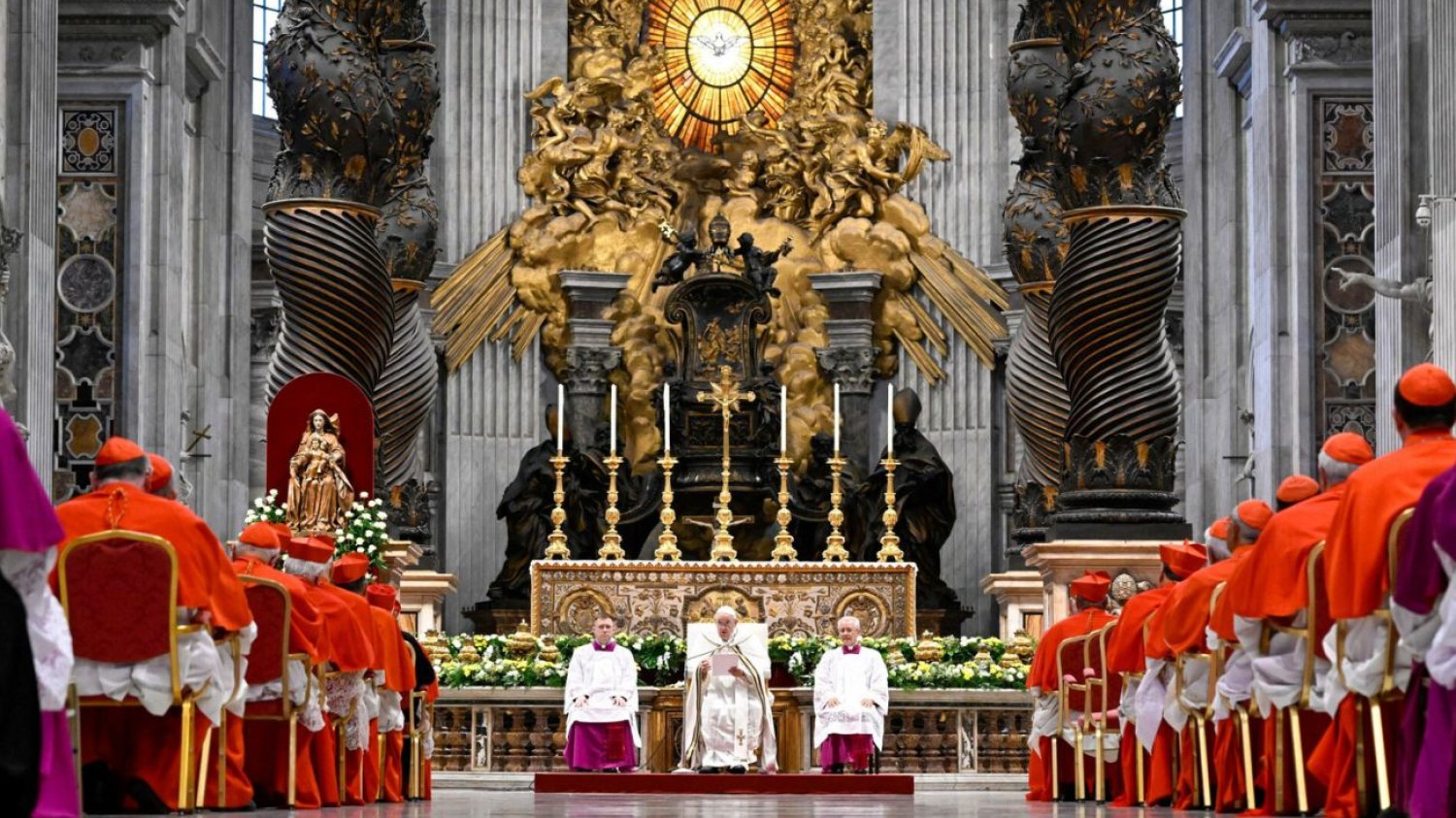 Choć od 2021 udało mu się trzykrotnie obciąć płace najwyższych duchownych kościoła, zmiany wprowadzane przez papieża Franciszka miały raczej charakter symboliczny.
