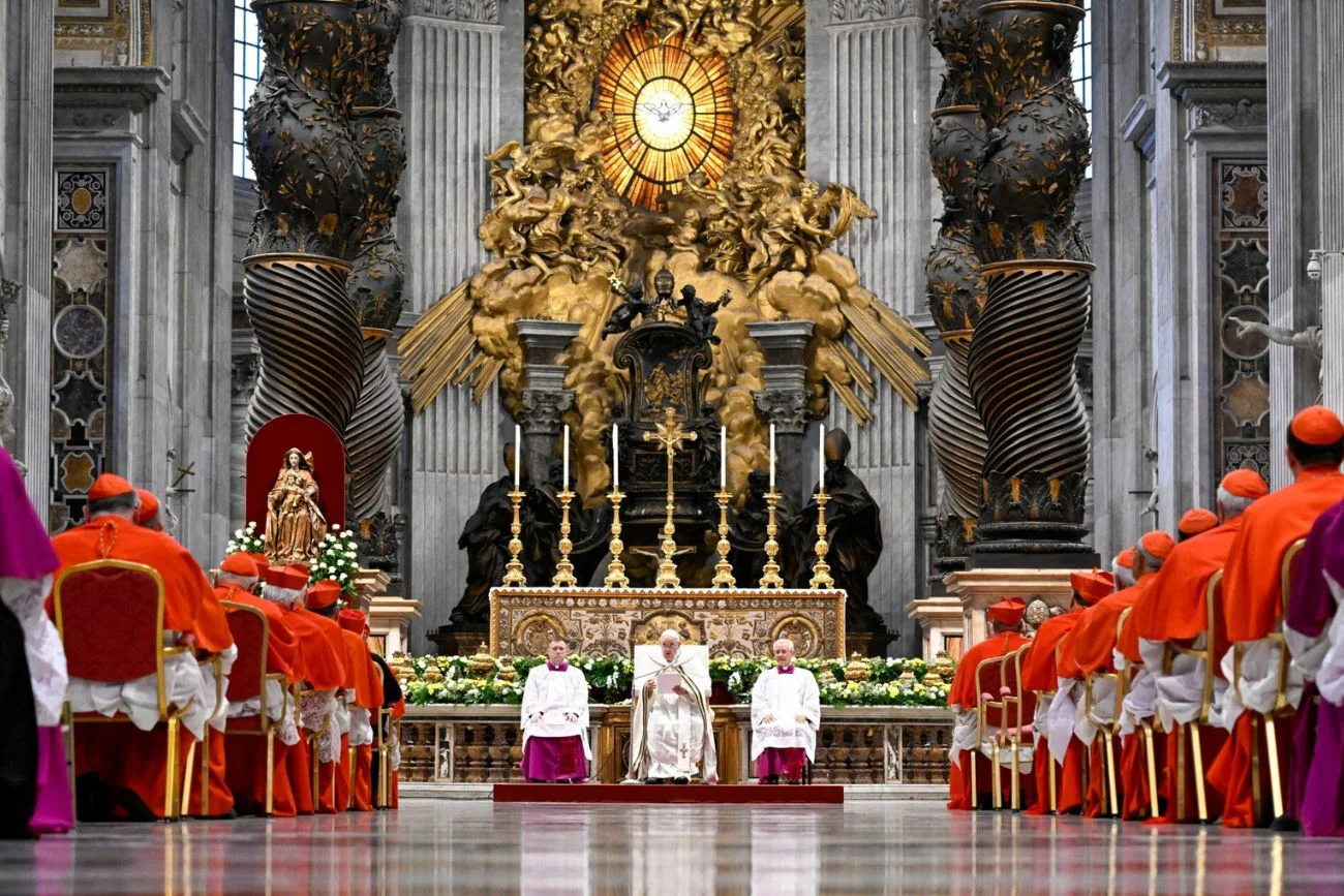 Choć od 2021 udało mu się trzykrotnie obciąć płace najwyższych duchownych kościoła, zmiany wprowadzane przez papieża Franciszka miały raczej charakter symboliczny.