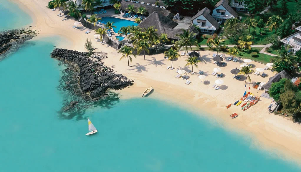 Tak wygląda plaża na Mauritiusie. Oprócz pięknych plaż ten kraj posiada gospodarkę prężniejszą niż amerykańska, przynajmniej wedug rankingu RWG