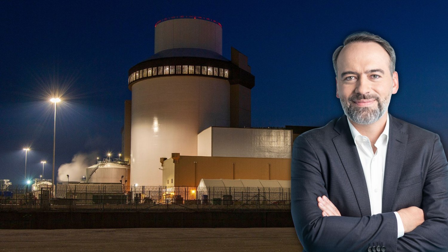 Leszek Hołda, prezes Bechtel Polska, na tle wizualizacji elektrowni jądrowej. Rozmawiamy z nim o budowie i planach.