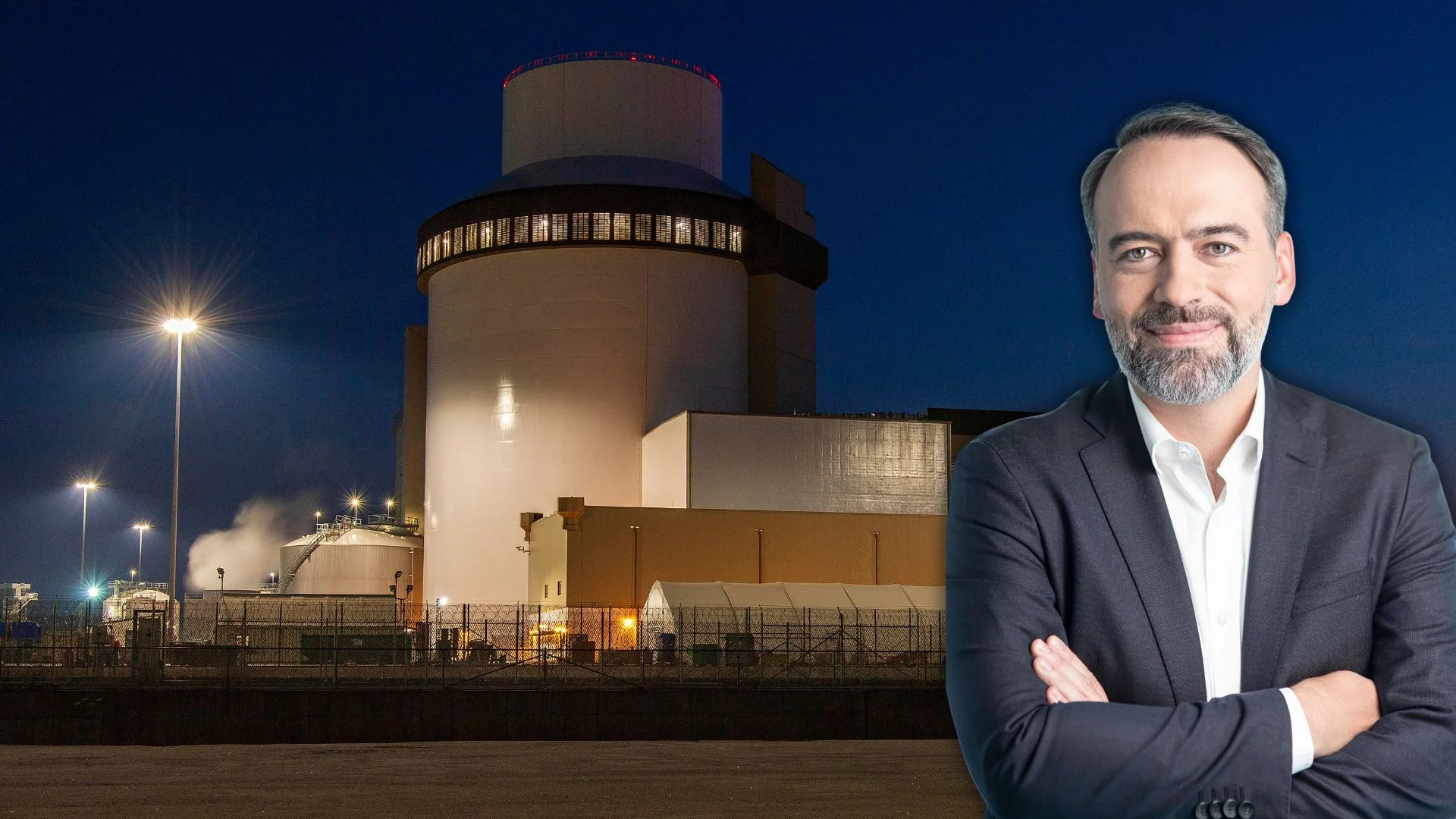 Wykonawca elektrowni jądrowej: wielkie pieniądze dla polskich firm leżą na stole Leszek Hołda, prezes Bechtel Polska, na tle wizualizacji elektrowni jądrowej. Rozmawiamy z nim o budowie i planach.