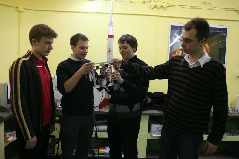 Studenci z Koła Naukowego Politechniki Warszawskiej, którzy w 2010 r. przygotowali projekt SCOPE 2.