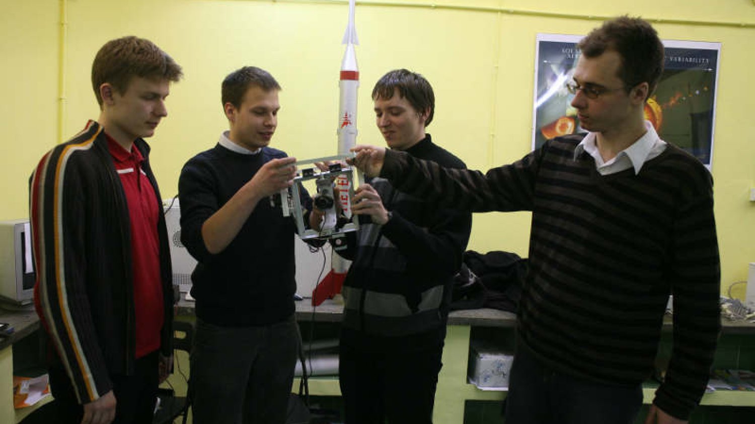 Studenci z Koła Naukowego Politechniki Warszawskiej, którzy w 2010 r. przygotowali projekt SCOPE 2.