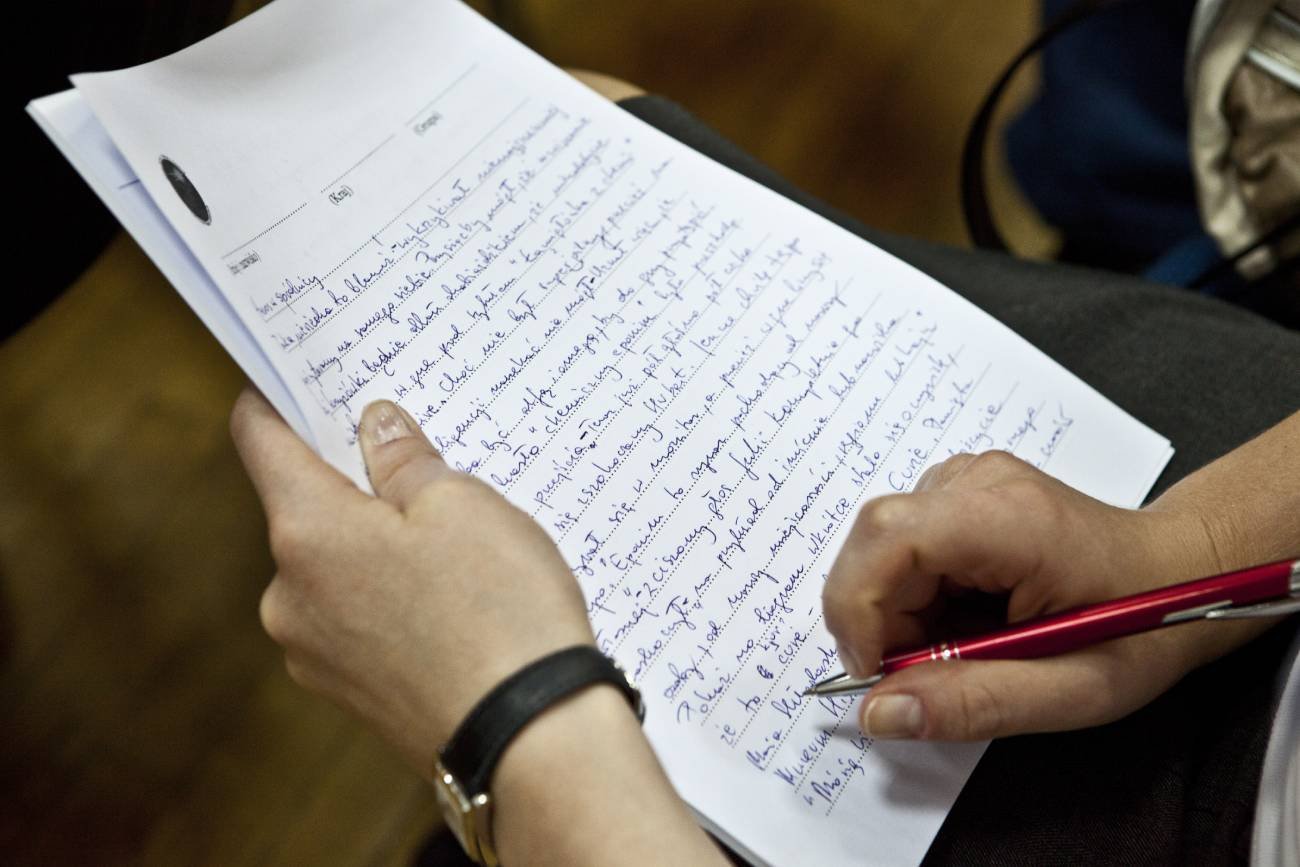 Osoba w trakcie dyktanda.