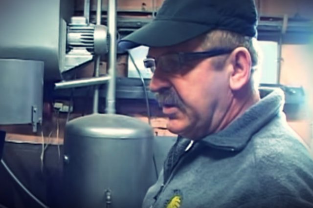 Marian Strzelczyk, chwali się, że opatentował palnik do spalania dymu