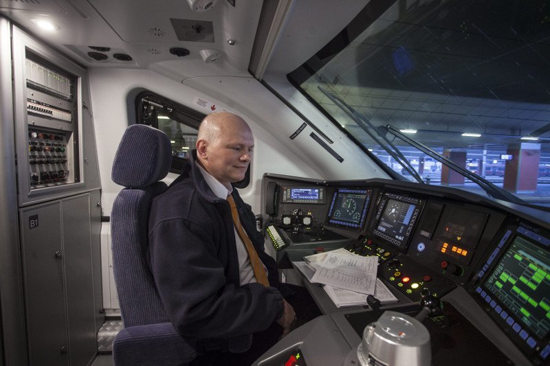 PKP Cargo pilnie szuka maszynistów i oferuje zarobki nawet w kwocie 8 tys. zł miesięcznie. Ale brak młodych chętnych do pracy.