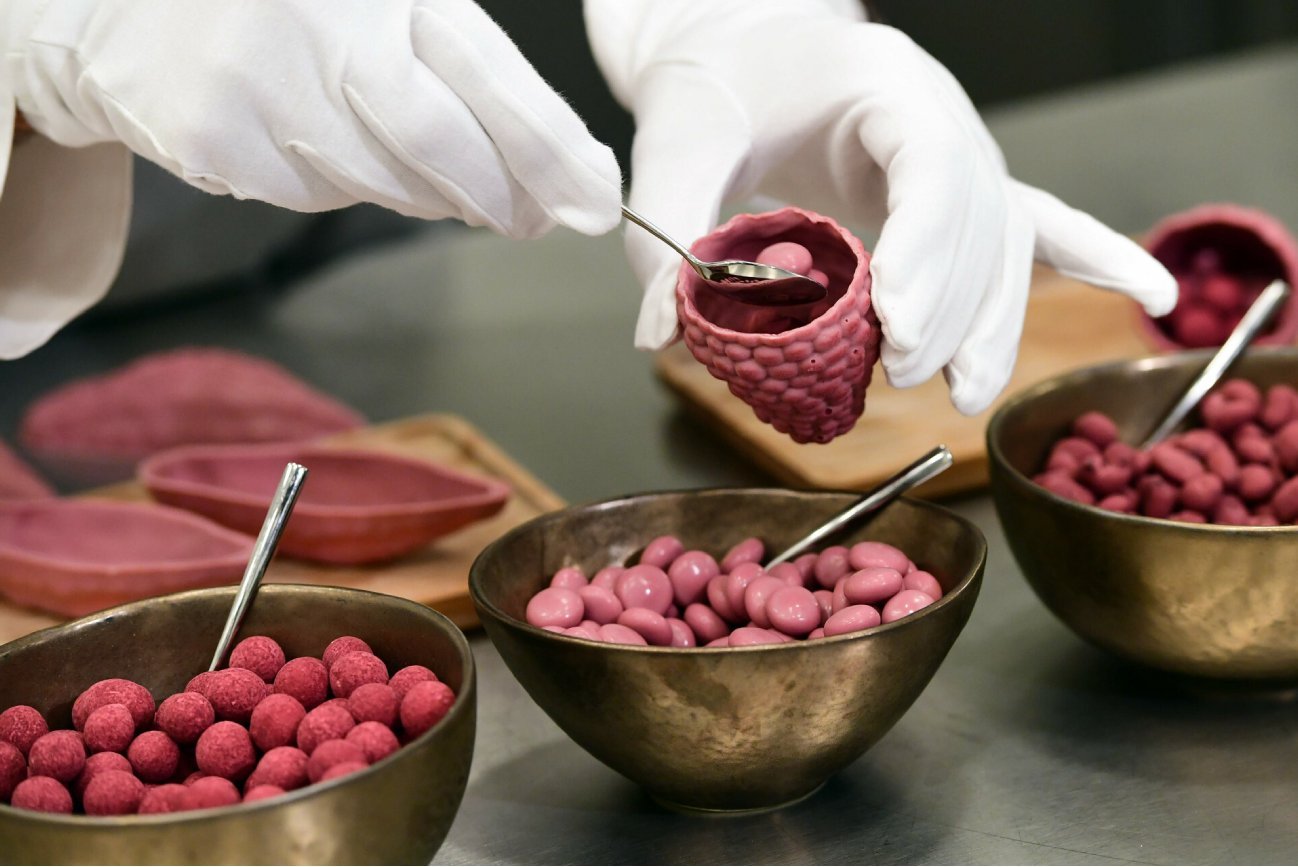 Firma posiada dużą fabrykę czekolady w Łodzi.